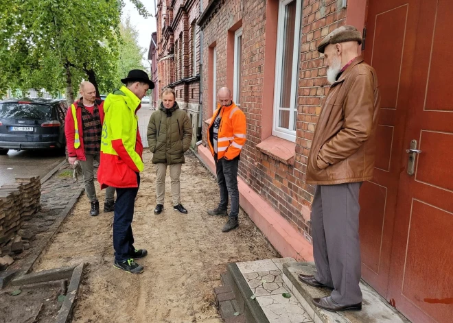 Uzņēmuma “Labie koki” vadītājs Edgars Neilands (no kreisās) un arborists Guntars Mozuļčiks kopā ar Liepājas Komunālās pārvaldes pārstāvjiem Mārtiņu Jākobsonu un Kasparu Ķinēnu izvērtē iespējas, kā novērst apšu sakņu draudus Ivara Skriedera mājai.