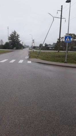 Jaunolainē pagājušajā nedēļā kāds agresīvs autovadītājs nodarījis “miesas bojājumus” apgaismes stabiem un aizlaidies no negadījuma vietas.