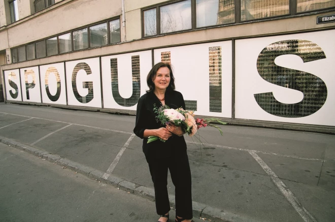 Mākslas darbs uz vecās Latvijas Nacionālās bibliotēkas logiem, atzīmējot Sorosa fonda 15 gadu jubileju.