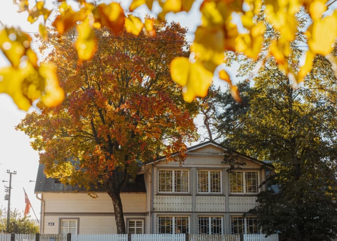 Jūrmalā šobrīd baudāma īpaša noskaņa – rudens iekrāsojis koku lapas dzeltenos, oranžos un sarkanos toņos, aicinot doties dabā, lai baudītu krāšņos skatus. Vēl līdz 29. oktobrim apmeklētājiem pieejams Ķemeru ūdenstornis no kura paveras īpaši gleznaina un koša ainava.