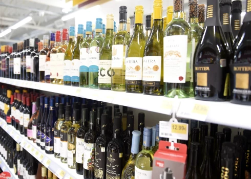 Saeimas deputāti rosina vairāk ierobežot alkohola tirgošanas laiku