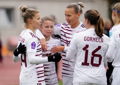 Latvijas sieviešu futbola izlase UEFA Nāciju līgas mačā grauj Moldovu
