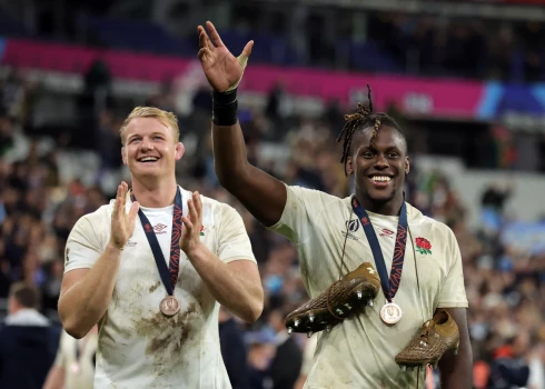 Sīvā cīņā Anglija nopelna regbija Pasaules kausa bronzas medaļas
