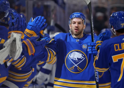 Girgensons NHL divreiz met pa vārtiem, viņa "Sabres" diemžēl zaudē