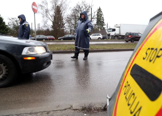 Vakar Latvijā pieķerti 20 dzērājšoferi; pieciem atņemti auto