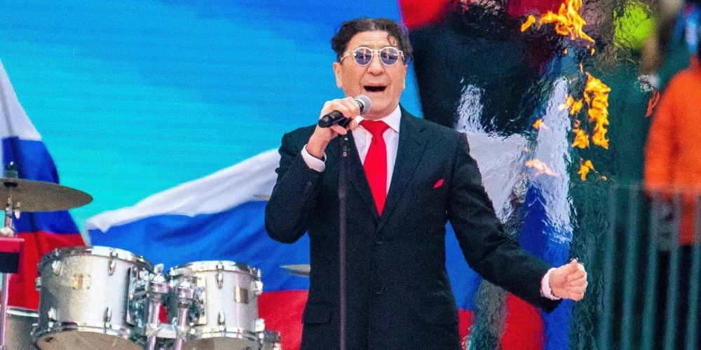 Grigorijs Ļepss uzstājas koncertā "Tēvzemes aizstāvjiem" Lužņiku stadionā Maskavā 2023. gada 22. februārī.