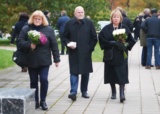 2023. gada 28. oktobrī Rīgas Krematorijas Lielajā zālē notika atvadīšanās no dzejnieces un atdzejotājas Amandas Aizpurietes.