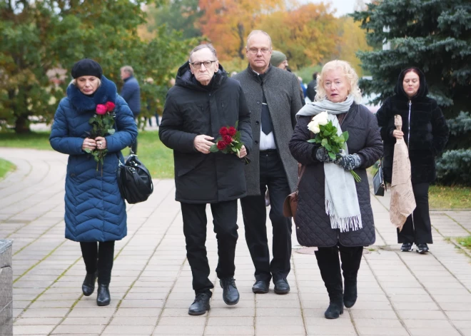 FOTO: draugi, tuvinieki un talanta cienītāji atvadās no dzejnieces Amandas Aizpurietes