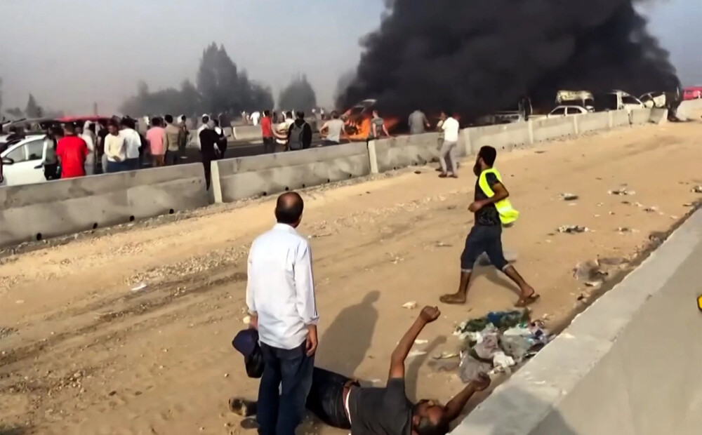 Pasažieru autobusa un vairāku auto avārijā Ēģiptē gājuši bojā vismaz 32 cilvēki