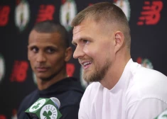 Kristapa Porziņģa un citu Bostonas “Celtics” zvaigžņu talanta salikšana vienā čempionu titula cienīgā ansamblī būs maz pieredzējušā 35 gadus vecā trenera Džo Mazulas (attēlā fonā) lielākais šis sezonas izaicinājums. 