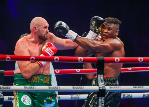 Fjūrijs ar apšaubāmu tiesnešu lēmumu smagsvaru cīņā pieveic boksa debitantu Nganū