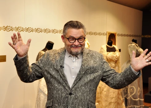 Александр Васильев на своей выставке "Югендстиль" в арт-центре Марка Ротко в Даугавпилсе.