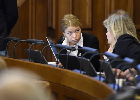 Saeimas deputāte Glorija Grevcova (no kreisās).