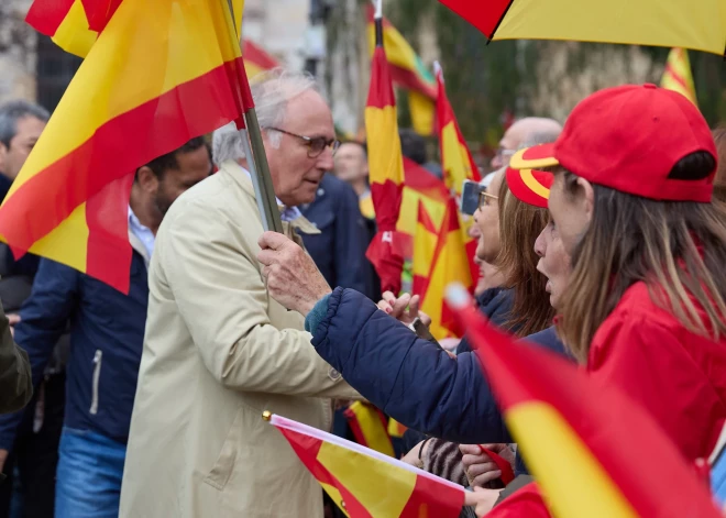 Tūkstošiem cilvēku Madridē protestē pret amnestiju separātistiem