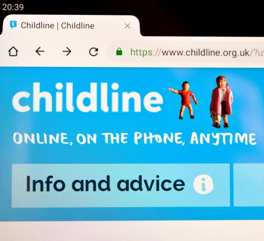 Šogad skandālā iekļuva britu pusaudžu palīdzības portāls “Childline”, kura tērzētavās ar savu dzimuma identitāti neapmierinātām pusaudzēm ieteica cieši nosaitēt krūtis.