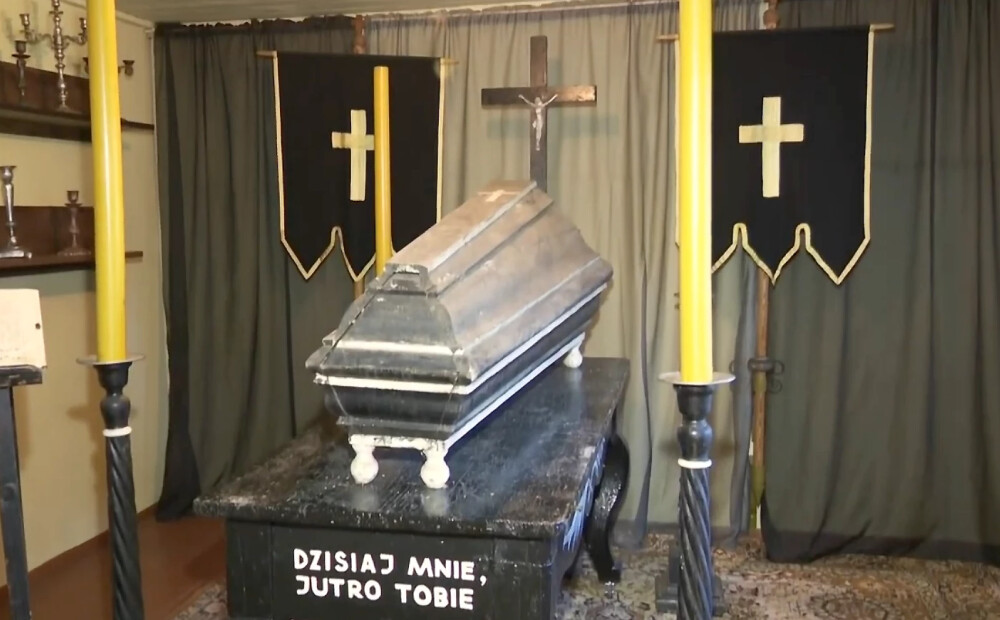 VIDEO: Silenes katoļu baznīcā atklāj kā senāk mūžībā aizvadīja ļaudis Latgalē un Sēlijā