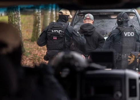 Apsūdz sešus noziedzīgās organizācijas "Baltijas antifašisti" izveidotājus; trīs no personām izsludinātas meklēšanā