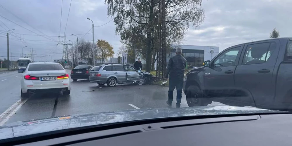 Transportlīdzeklim pamatīgi cietis priekšējais labais sāns, kā rezultātā nolauzts arī ritenis.