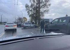 Transportlīdzeklim pamatīgi cietis priekšējais labais sāns, kā rezultātā nolauzts arī ritenis.