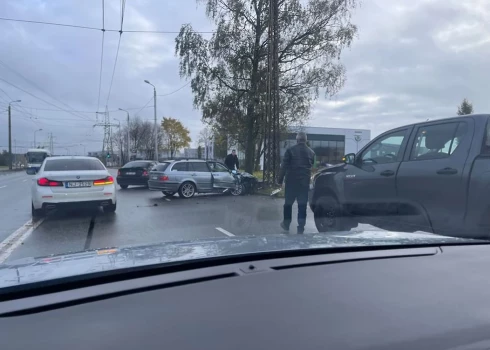 VIDEO: Mežciemā noticis negadījums, kurā pamatīgi cietis BMW