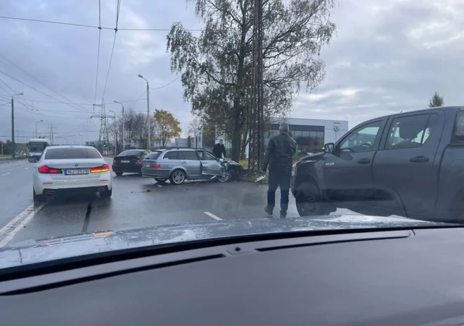 Серьезно повреждена передняя правая сторона автомобиля.