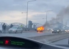 VIDEO: Rīgā pie Daugavas ar atklātu liesmu deg busiņš
