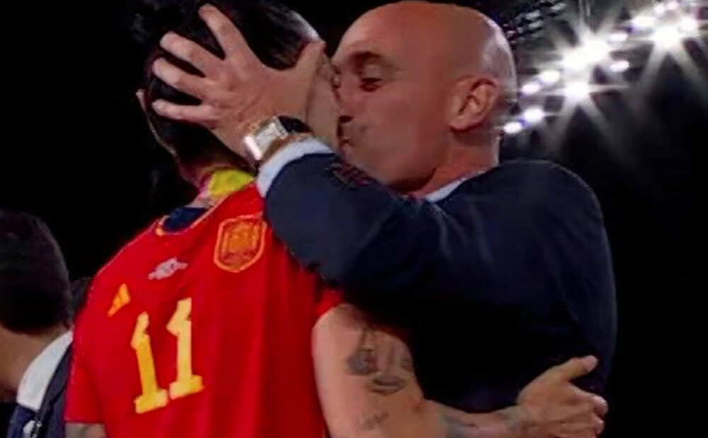 Maksa par skūpstu: bijušais Spānijas Futbola federācijas prezidents saņem trīs gadu diskvalifikāciju