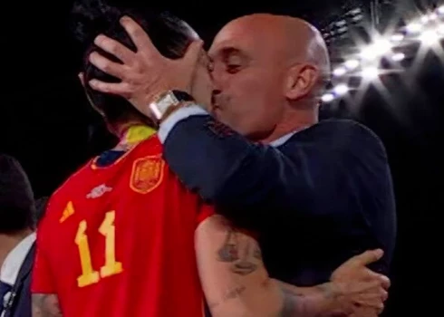 Maksa par skūpstu: bijušais Spānijas Futbola federācijas prezidents saņem trīs gadu diskvalifikāciju
