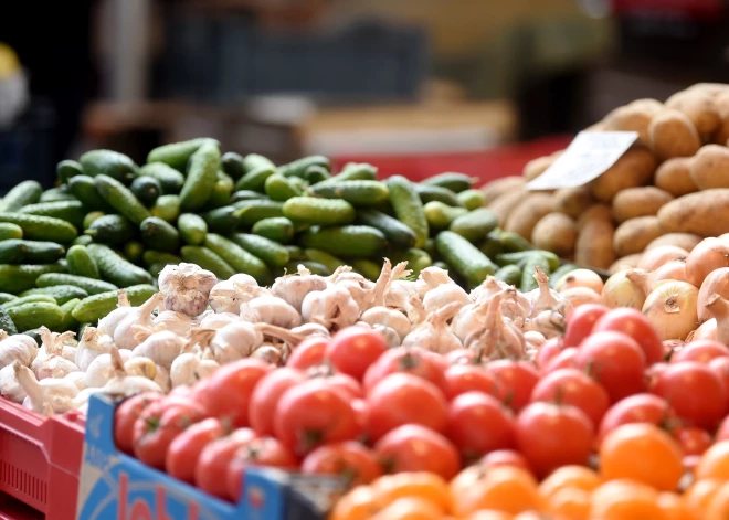 Palielinās nodokli, taču ne maksimāli — svaigiem augļiem un dārzeņiem piemēros 12% PVN samazināto likmi