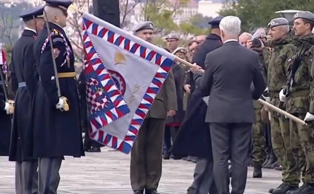 VIDEO: Čehijas prezidenta negaidītais misēklis ar karogu