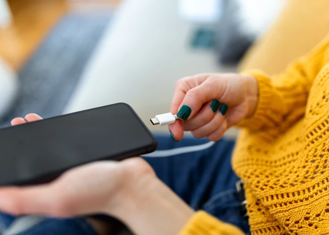 Tās pieļauj daudzi no mums! Tipiskākās kļūdas, kas, lādējot elektroierīces, var beigties ar ugunsgrēku