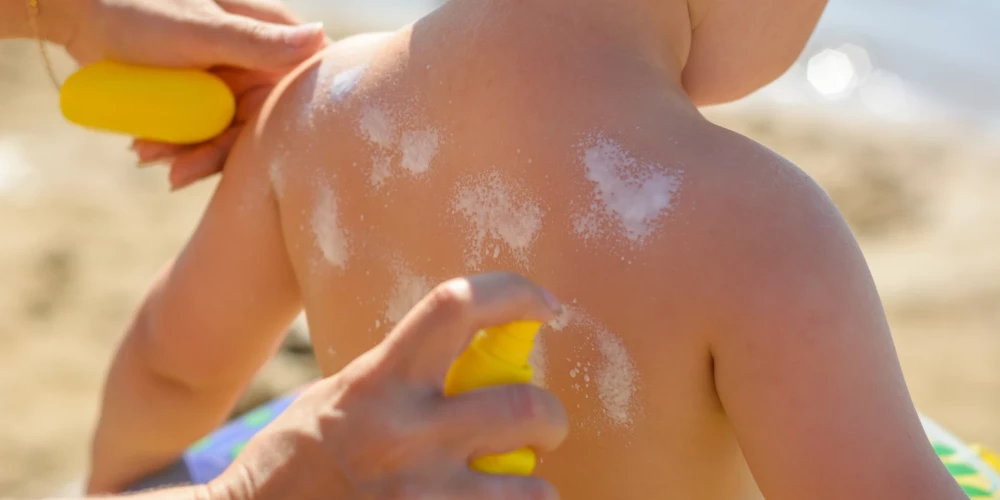 Zinātnieki no jauna brīdina par ādas vēzi, apgalvojot, ka mēs visi saules aizsargkrēmus līdz šim esam lietojuši nepareizi