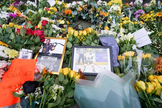 Līdzjutēji pie arēnas atstājuši ziedus Ādama Džonsons piemiņai.