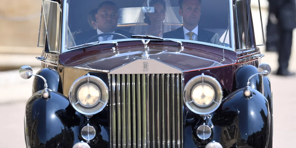 Гарри и Меган Маркл на Rolls-Royce Phantom IV.
