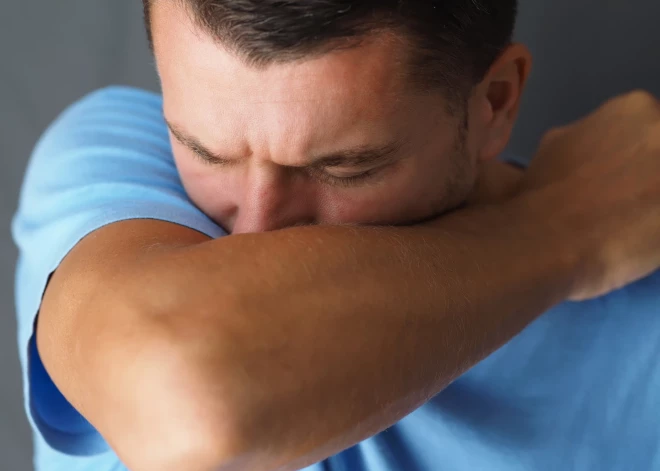 Kad šķaudīšana var izrādīties Covid simptoms?