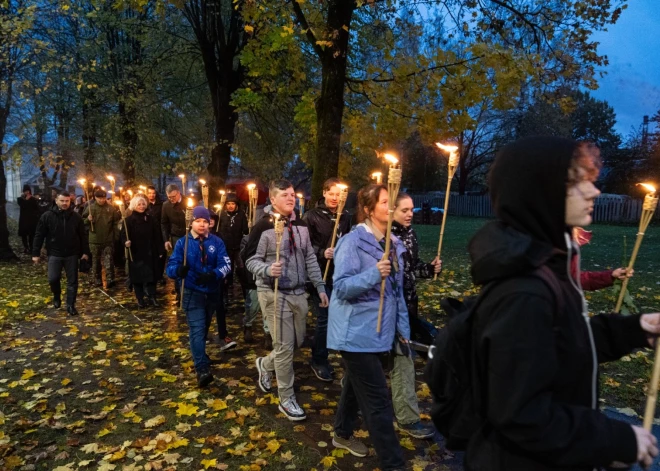 Patriotu mēneša ieskaņā šodien, 31. oktobrī, Sudrabkalniņā, Rīgā notika piemiņas pasākums, lai godinātu 1919.gada brīvības cīnītājus un varoņus, informēja Rīgas pašvaldība. Piemiņas pasākums sākās ar lāpu gājienu no Autotanku pulka pieminekļa līdz Sudrabkalniņam un noslēdzās ar svinīgu atceres brīdi, svecīšu un ziedu nolikšanu piemiņas vietā.