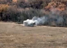 VIDEO: netālu no Kupjanskas divi krievu tanki uzsprāguši uz pašu mīnām