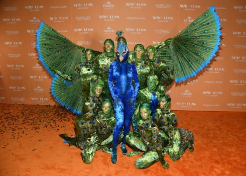 Heidija Kluma un 10 “Cirque du Soleil” mākslinieki.