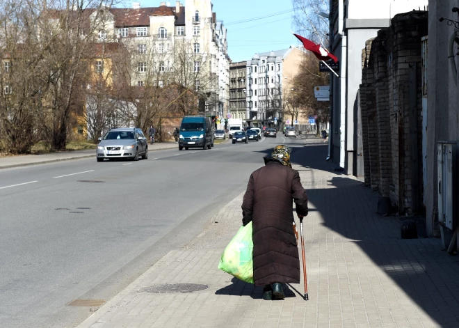 Viņš uzlika roku uz seniores muguras, uzsāka sarunu, kam sekoja noziegums. Valsts policija notver zagli notikuma brīdī