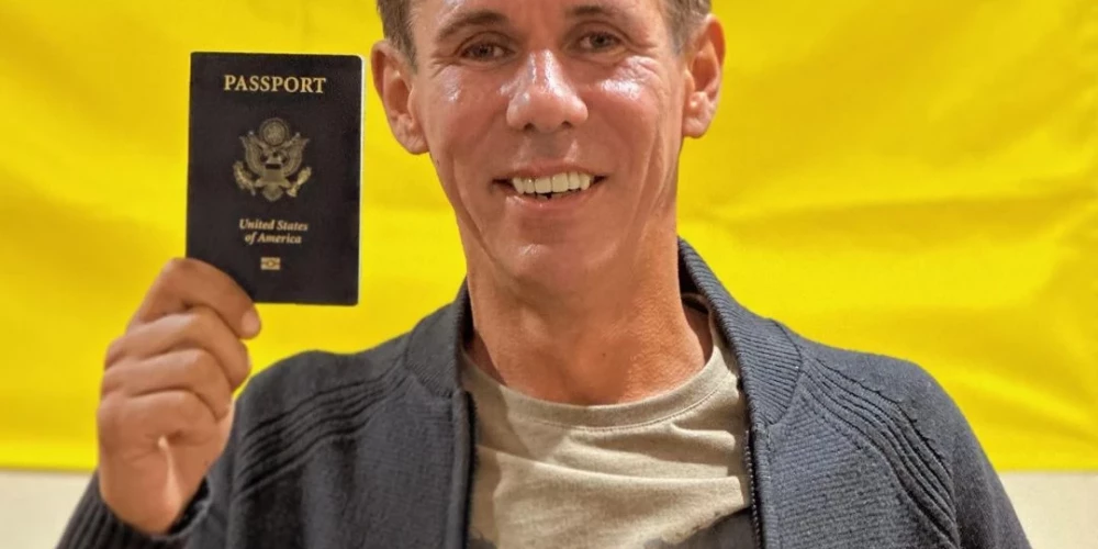 Известный российский актер похвастался паспортом США на фоне флага Украины