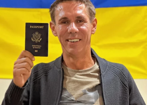 Известный российский актер похвастался паспортом США на фоне флага Украины