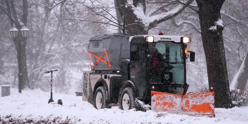 Šoziem Rīgā pašvaldība sniegu no ietvēm tīrīs plašākā teritorijā
