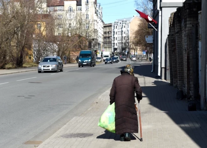 Он положил руку на спину пожилой женщины, завел доверительный разговор, а потом обокрал. Полиция поймала вора с поличным