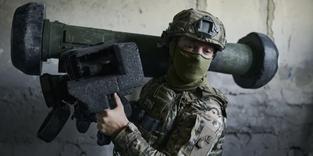 A Ukrainian soldier holds an anti-tank missile in his position in Avdiivka, Donetsk region, Ukraine, Friday, Aug. 18, 2023.(AP Photo/Libkos)  XEL102