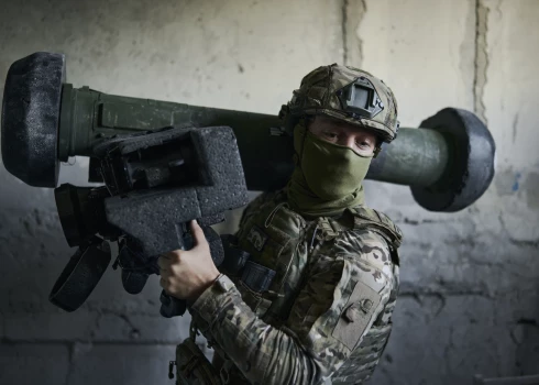 A Ukrainian soldier holds an anti-tank missile in his position in Avdiivka, Donetsk region, Ukraine, Friday, Aug. 18, 2023.(AP Photo/Libkos)  XEL102