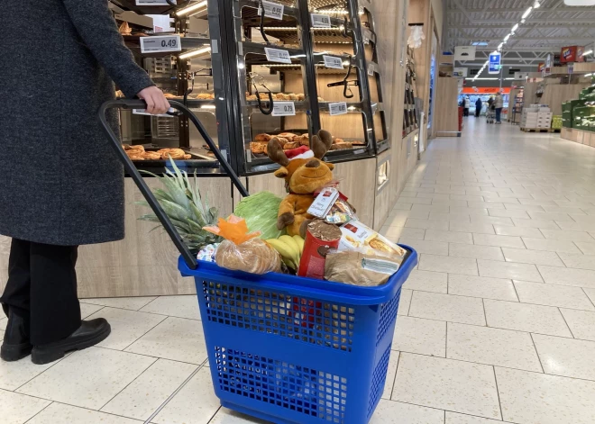 "Lidl" veikalos turpmāk būs pieejami arī ratiņgrozi; monētu tiem nevajadzēs