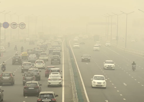 Indijas galvaspilsētu pārklājis toksisks smogs

