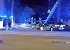 ВИДЕО: в Риге на улице Бривибас пьяный водитель протаранил бетонный столб
