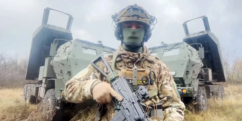 "Jūs esat tie, pēc kuriem ir tikai klusums. Jūs esat kara dievi," video teica ukraiņu karavīrs.