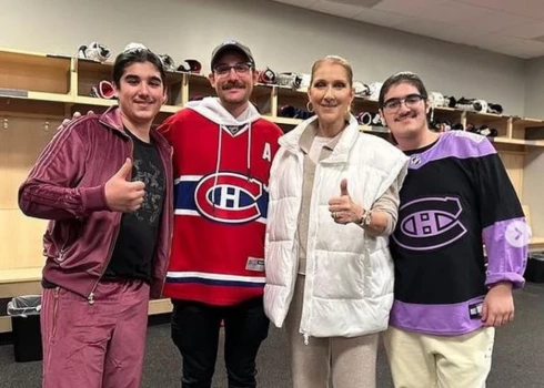 Fotogrāfijā Selīna Diona izskatās dzīvespriecīga un moža.